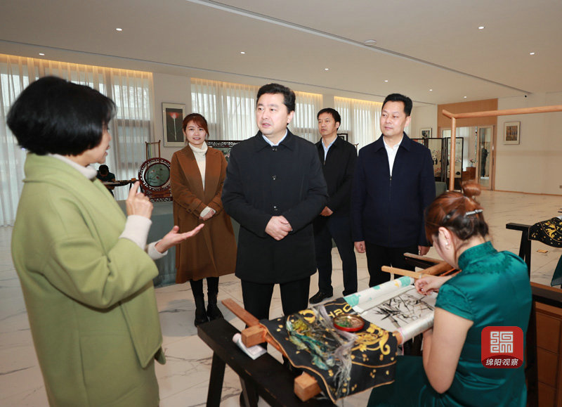 2021年2月27日 羅增斌在蠶?，F(xiàn)代農(nóng)業(yè)園調(diào)研（記者 賴杰 攝）.JPG