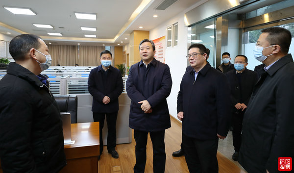 2022年2月7日 曹立軍在政府機(jī)關(guān)看望干部職工（記者 賴(lài)杰 攝）.jpg