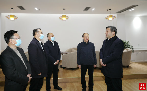 2022年2月7日 曹立軍在人大機(jī)關(guān)看望干部職工（記者 賴(lài)杰 攝）.jpg