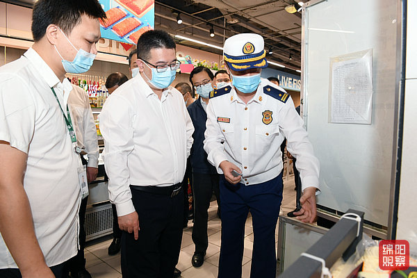2022年9月28日，李云檢查節(jié)前安全生產(chǎn)、疫情防控、市場供應(yīng)4  張莉 攝.jpg