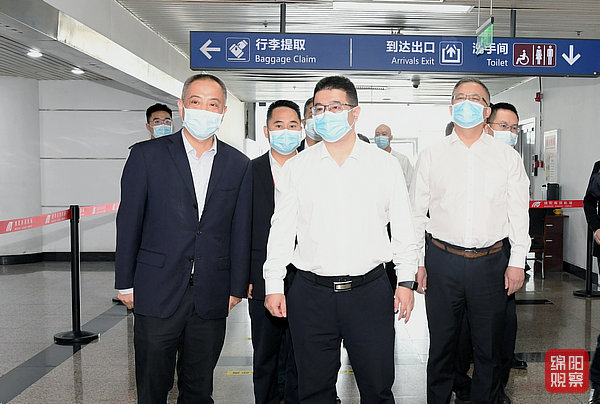 2022年9月28日，李云檢查節(jié)前安全生產(chǎn)、疫情防控、市場供應(yīng)(機(jī)場)5  張莉 攝.jpg