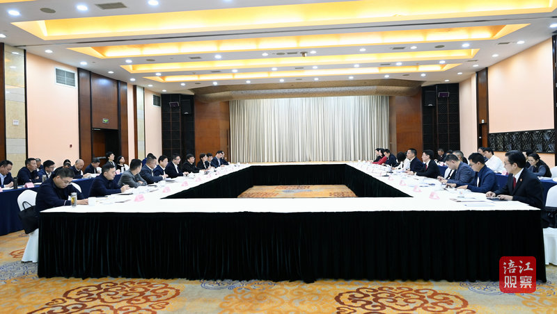 2023年10月31日，李云出席府院兩長聯(lián)系會  張莉 攝.jpg