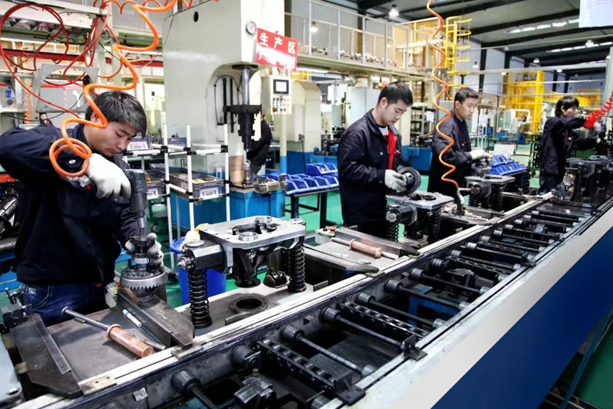 四川建安工業(yè)有限責(zé)任公司生產(chǎn)車間內(nèi)工人們?cè)谌ιa(chǎn)。 受訪者供圖