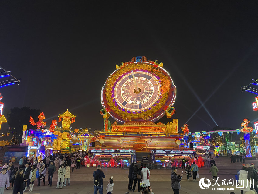 燈會開幕當晚，各地游客前來賞燈。人民網(wǎng) 王凡攝