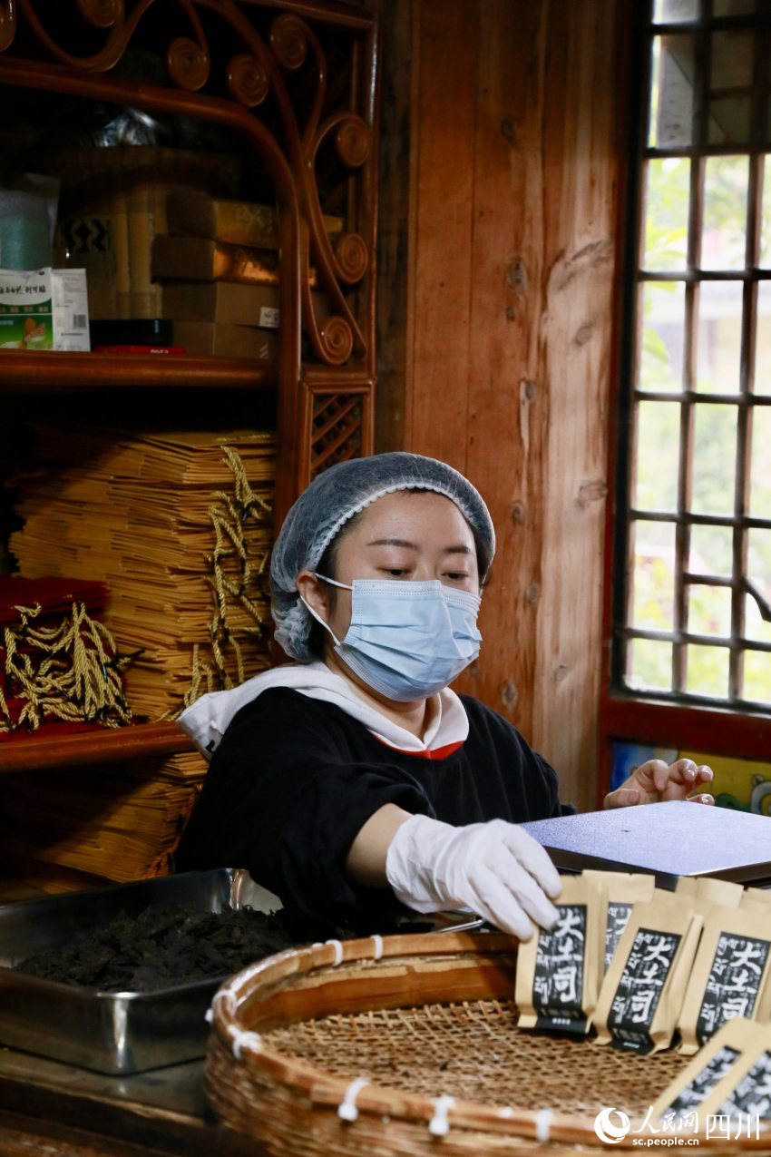 “茶祥子”制茶坊員工正在包裝茶葉。人民網(wǎng)記者 朱虹攝